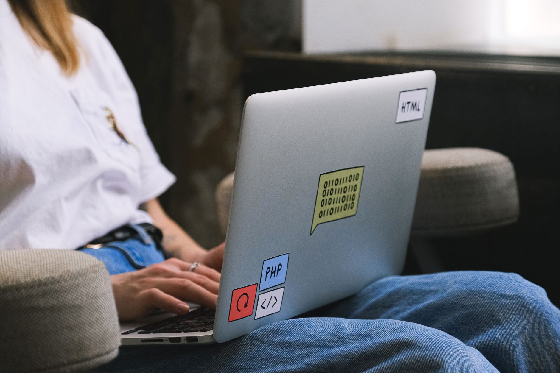 Développeuse indépendante au travail