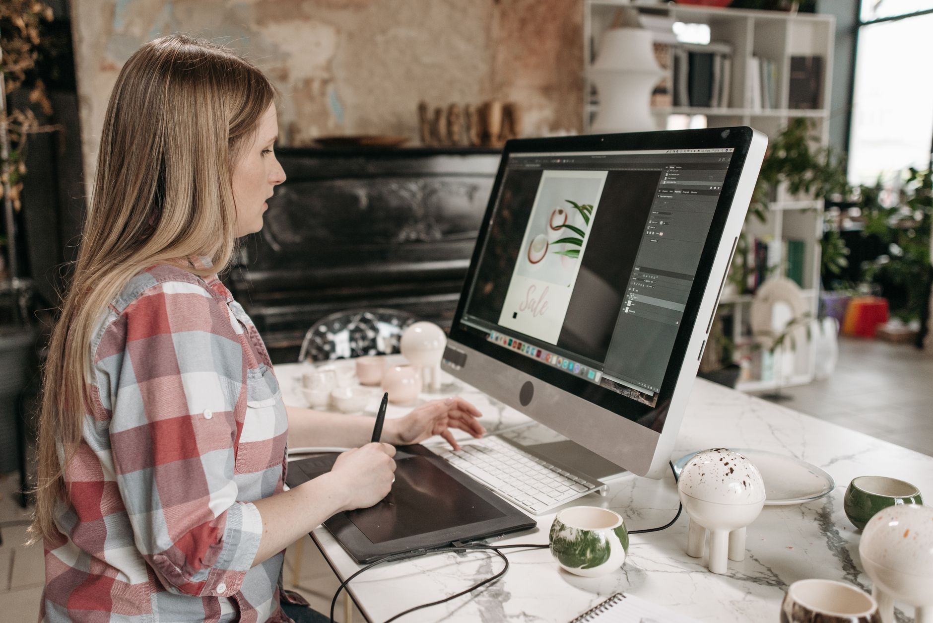Graphiste retouchant une maquette sur tablette graphique