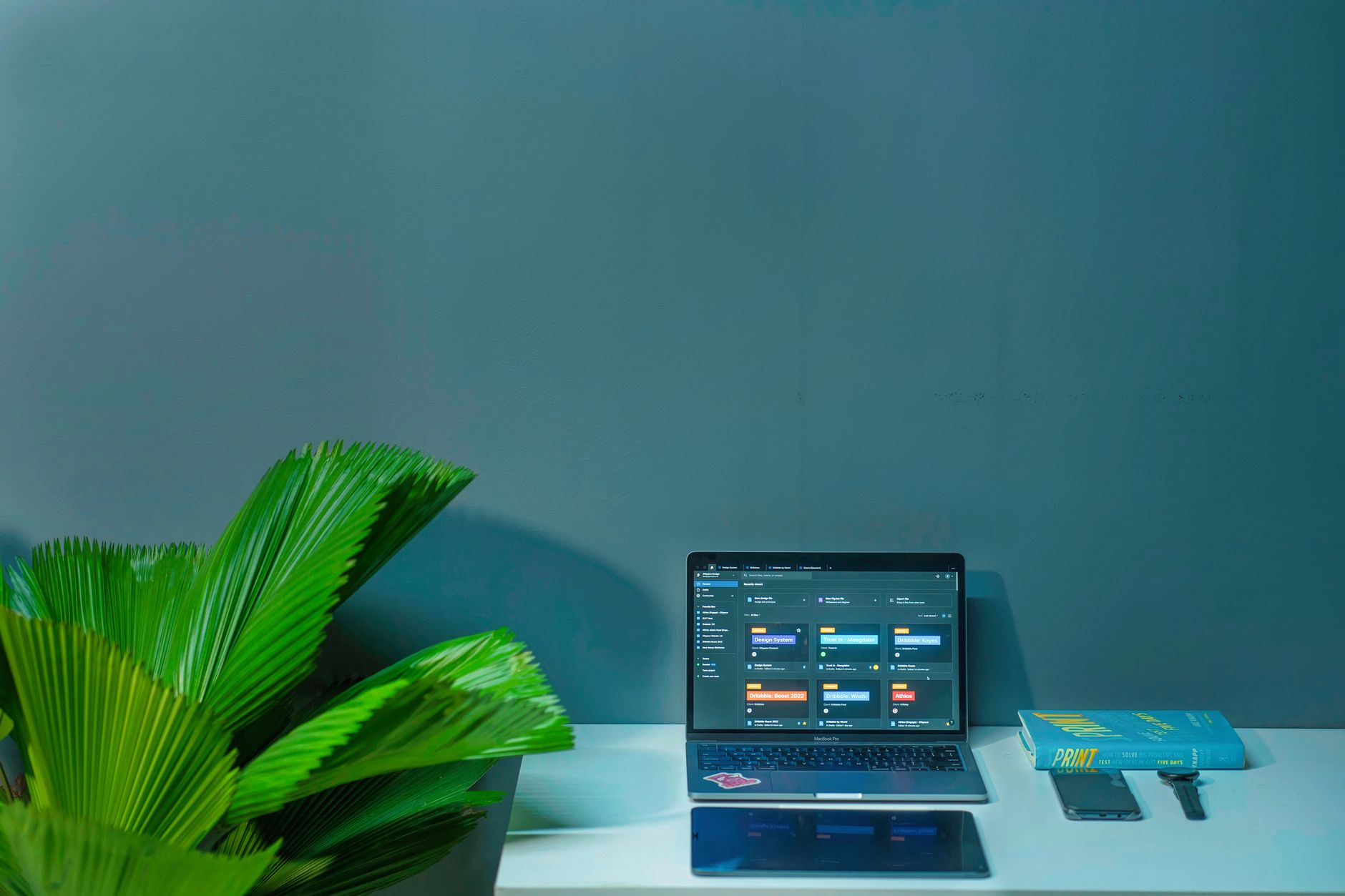 Maquettes d'interface étalées sur un bureau de designer