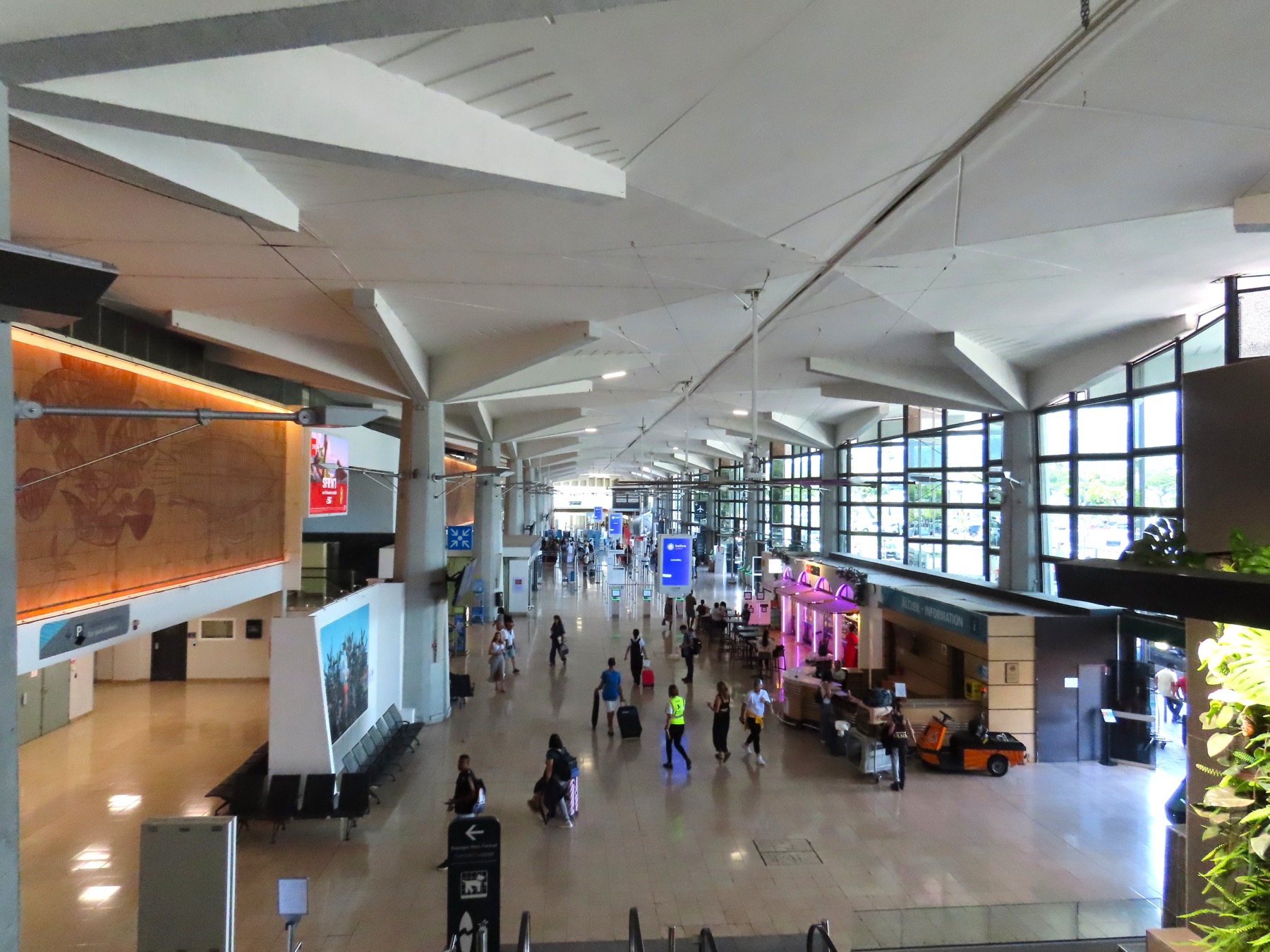 hall des départs de l'aéroport de La Réunion-Roland-Garros, comptoirs d'enregistrement et passagers