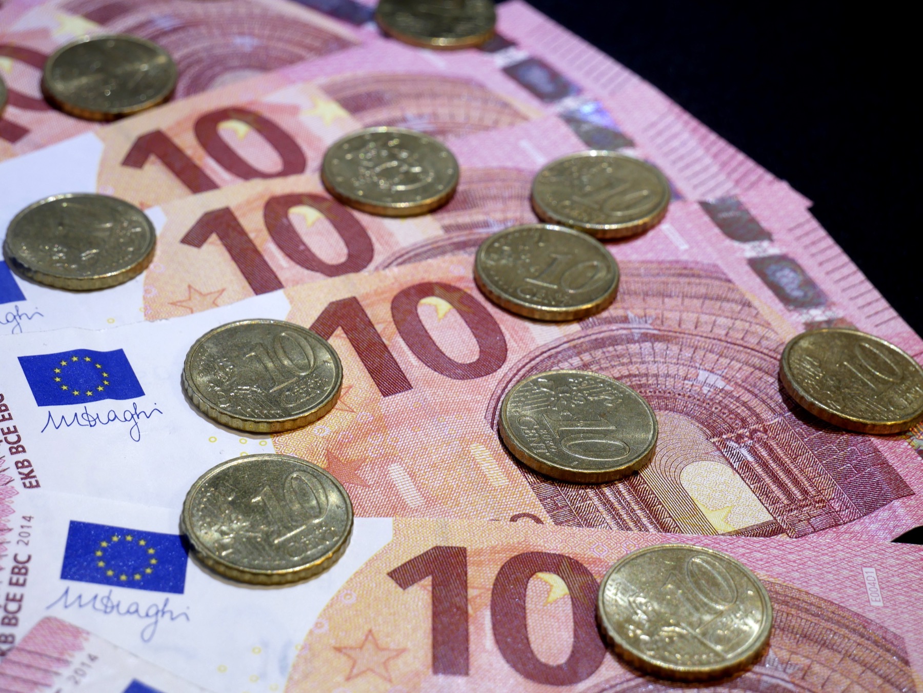 billets et pièces en euros posés à plat, plusieurs coupures visibles