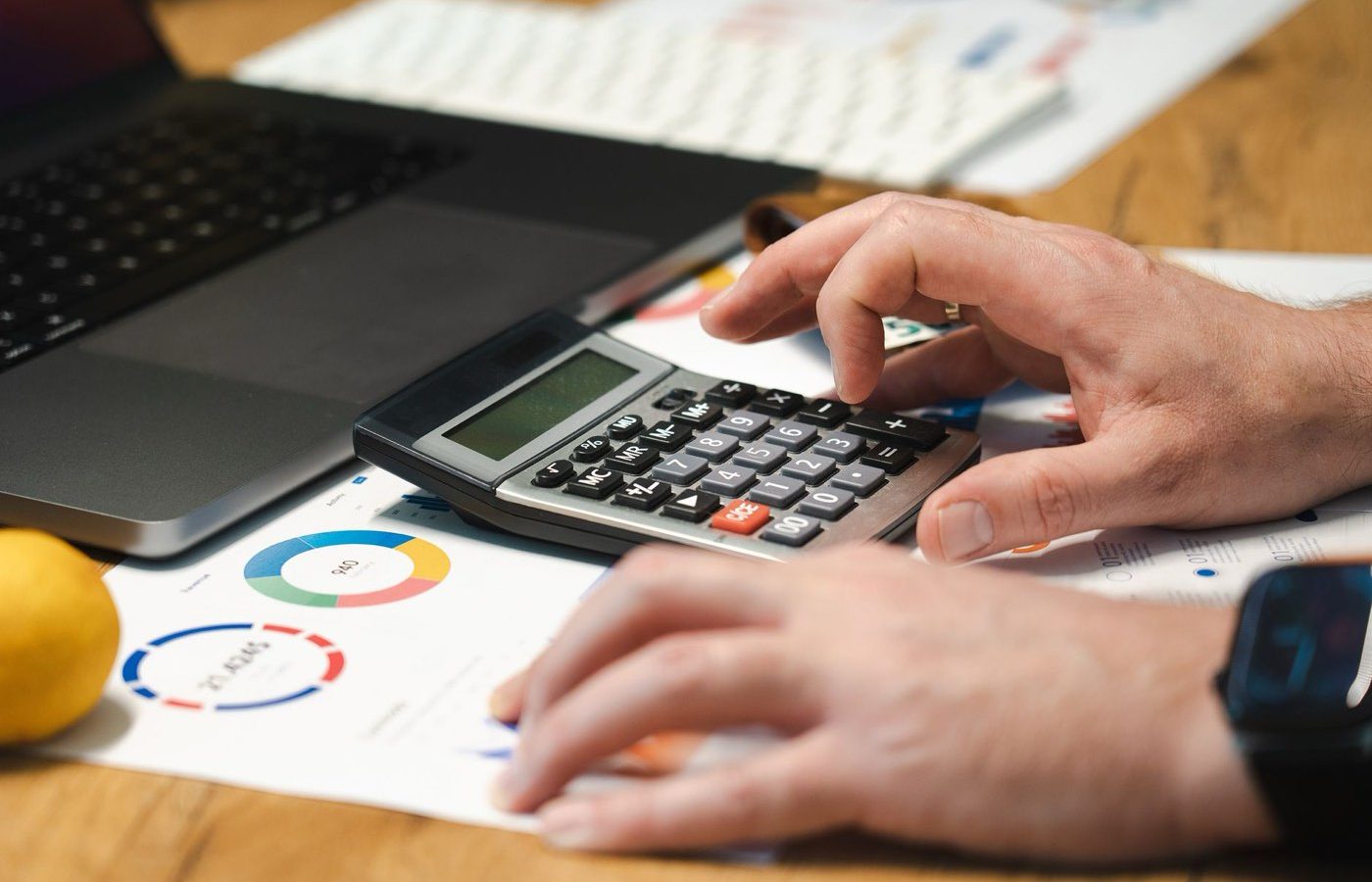 Comparer micro‑entreprise et SASU pour un créateur solo